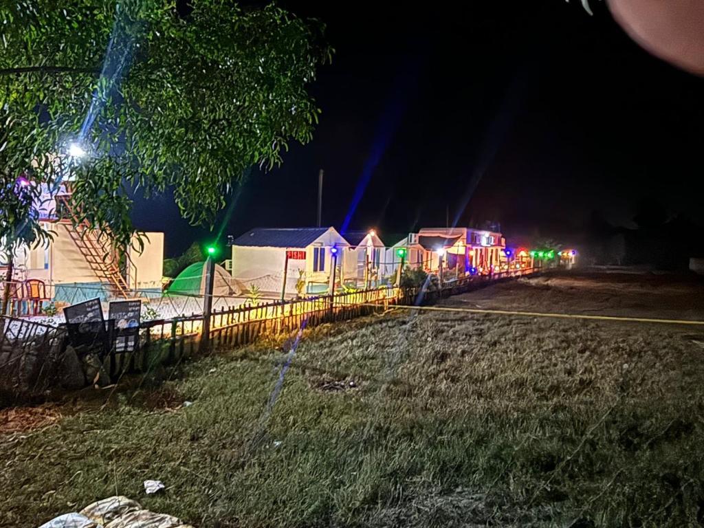 uma fila de casas iluminadas à noite em Tapama Resort em Bakkhali