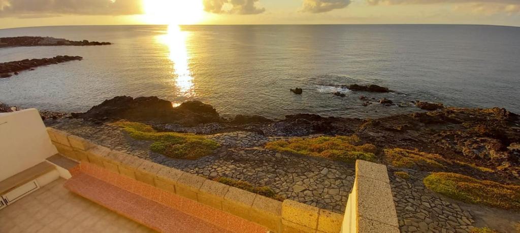 una vista del océano con la puesta de sol sobre el agua en PlayaLasRicas en Las Eras