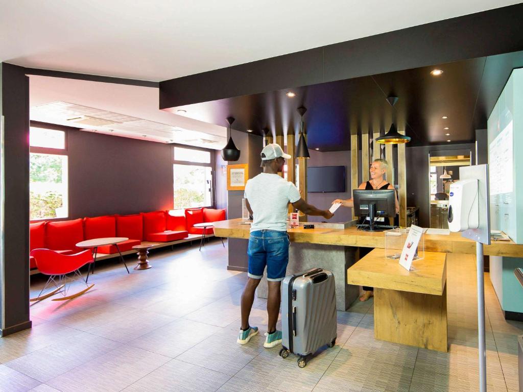 Kuchyň nebo kuchyňský kout v ubytování ibis Mulhouse Ile Napoleon