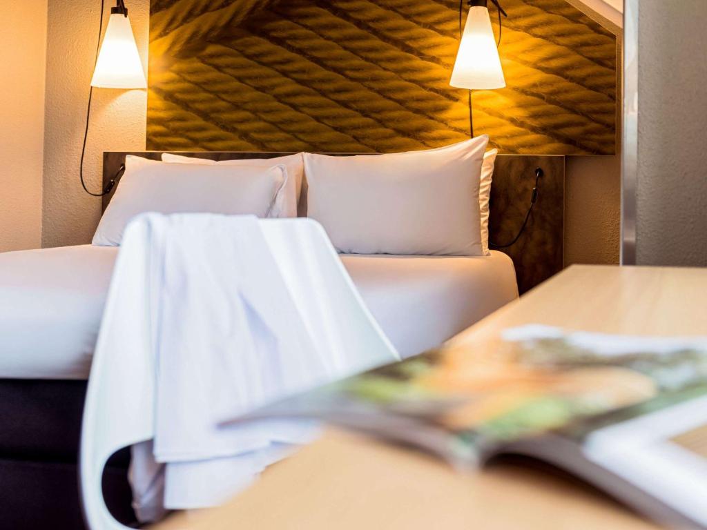 Postel nebo postele na pokoji v ubytování ibis Hotel Regensburg City