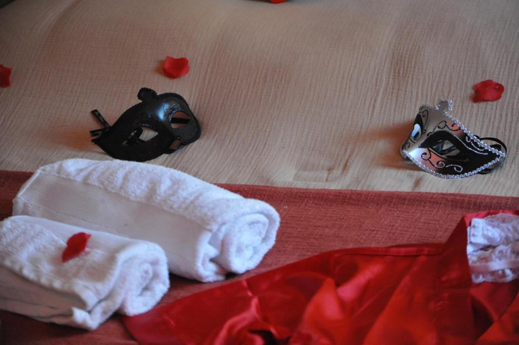 - une serviette blanche et un masque sur une table dans l'établissement Love Room Ô Jardin Secret 83, à Garéoult