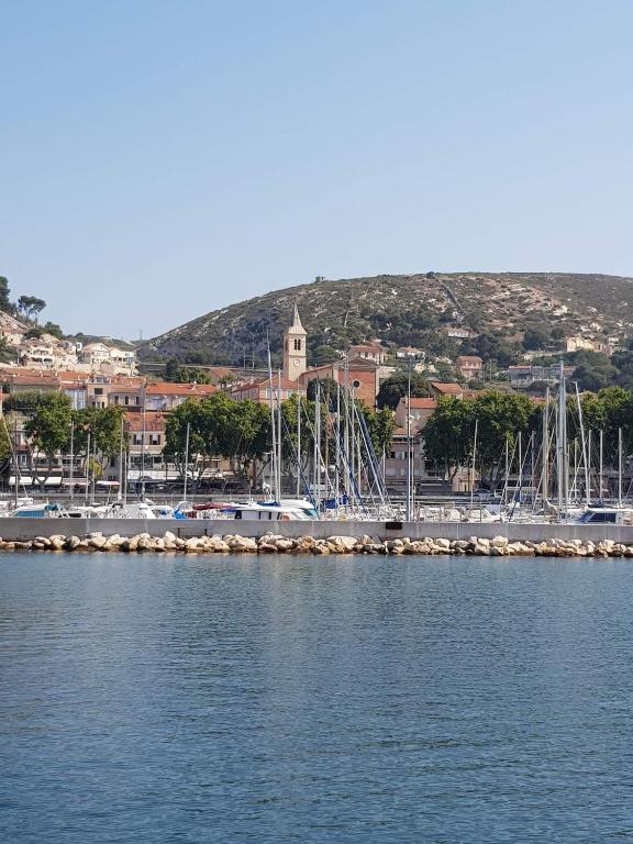 un groupe de bateaux amarrés dans un port de plaisance avec une ville dans l'établissement Un havre de paix à l'Estaque Marseille, à Marseille