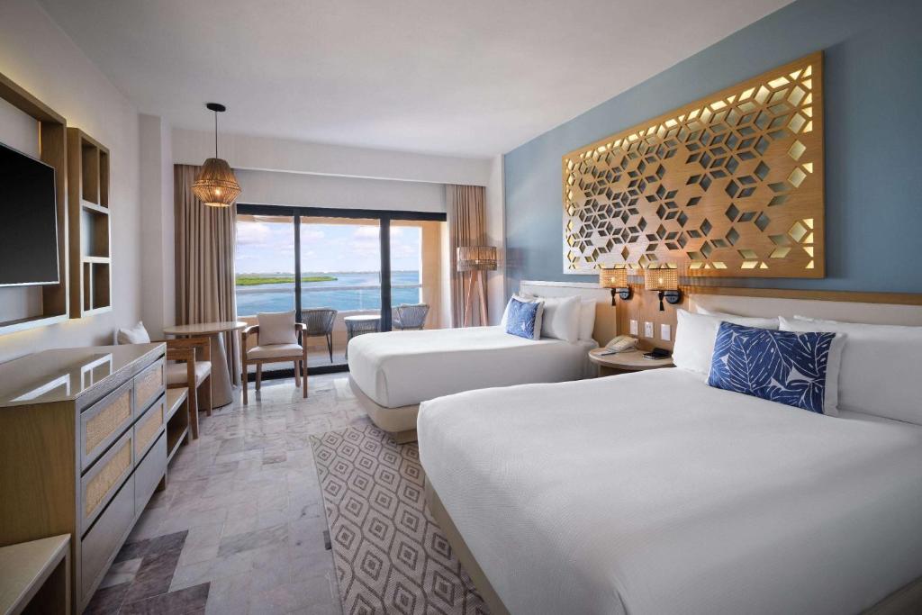 Postel nebo postele na pokoji v ubytování Wyndham Grand Cancun All Inclusive Resort & Villas