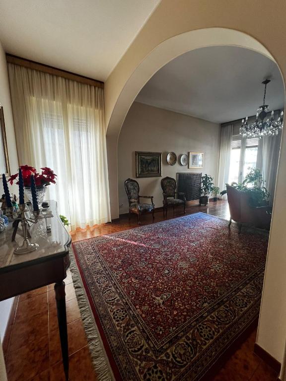 - un salon avec un grand tapis rouge dans l'établissement Pescara casaMaria, à Pescara
