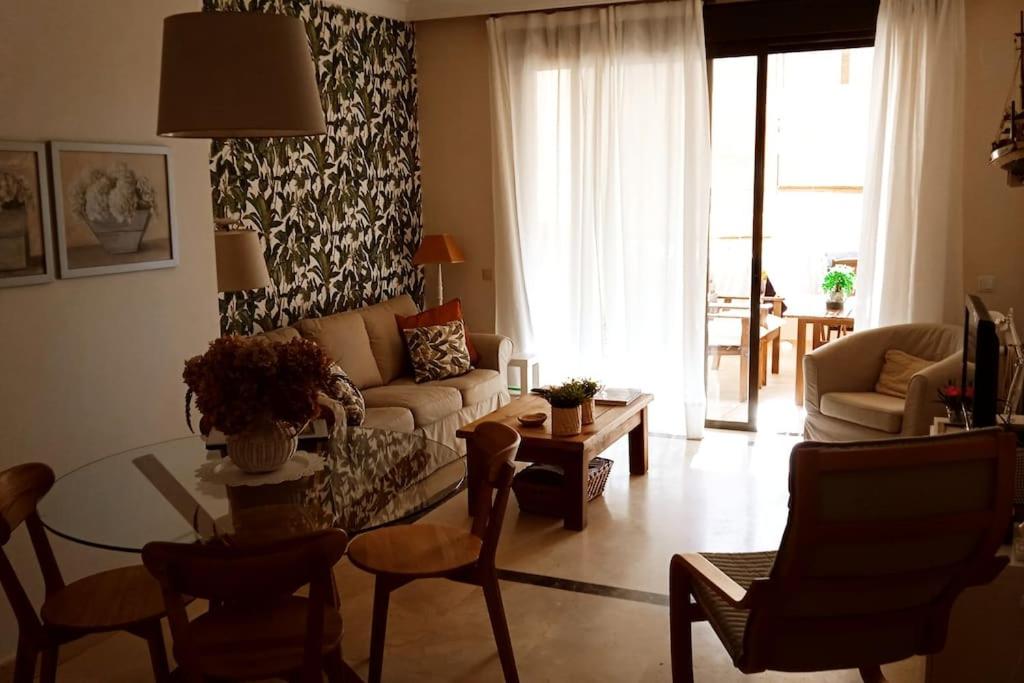 uma sala de estar com um sofá e uma mesa em Apartamento en Roda Golf em San Javier