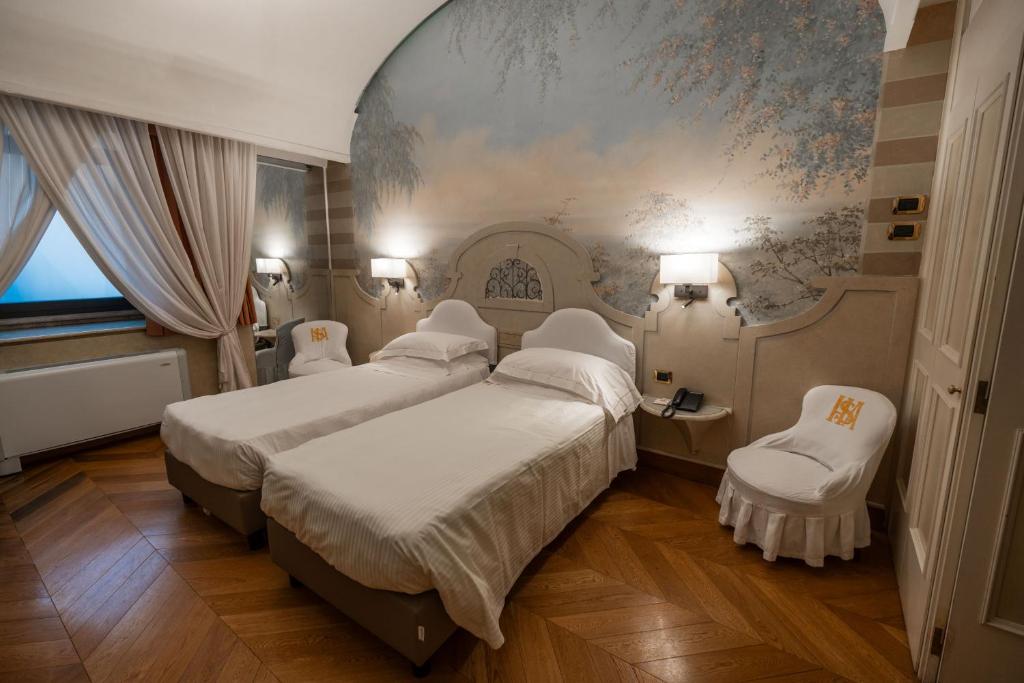 A bed or beds in a room at Hotel S. Anna