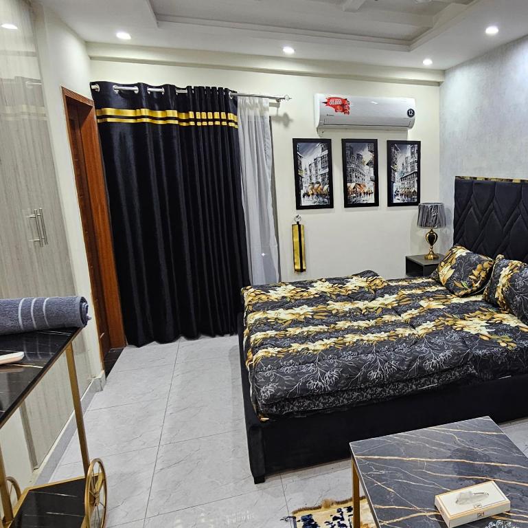 Un pat sau paturi într-o cameră la Luxury Studio Apartment