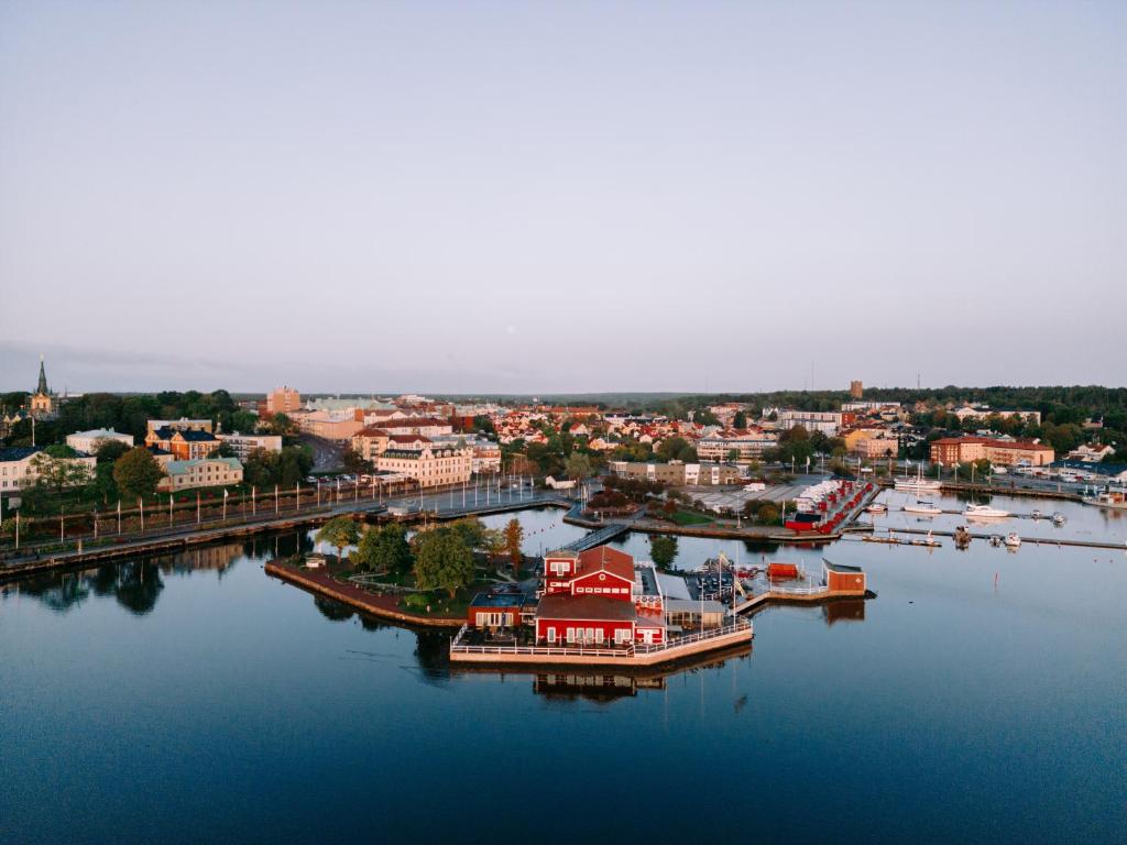 オスカルスハムンにあるBadholmen Restaurang & Rumの水上の船を用いた港の空中風景