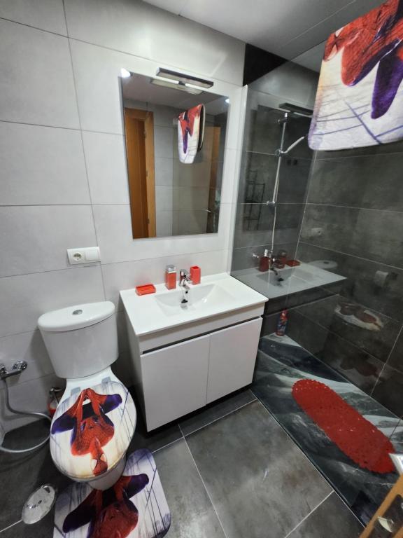 Kúpeľňa v ubytovaní ¡Espectacular Marvel®Ático con piscina privada en primera línea de Vera-Playa!