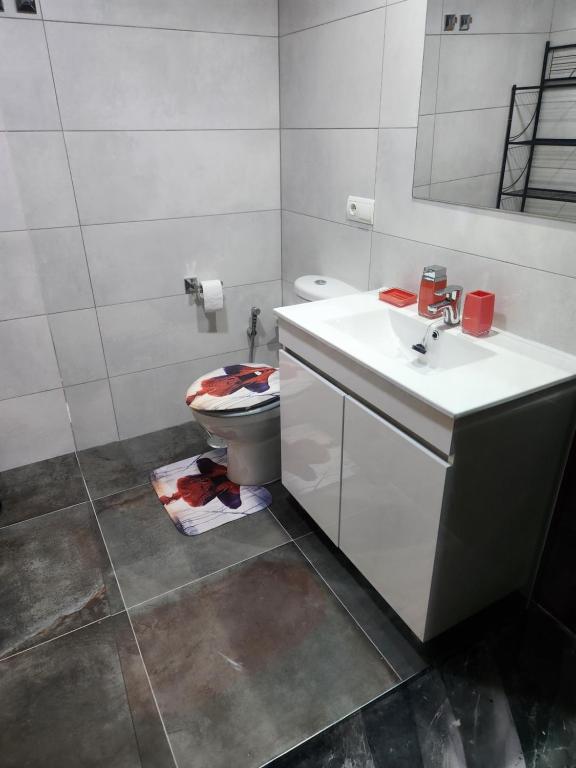 Kúpeľňa v ubytovaní ¡Espectacular Marvel®Ático con piscina privada en primera línea de Vera-Playa!