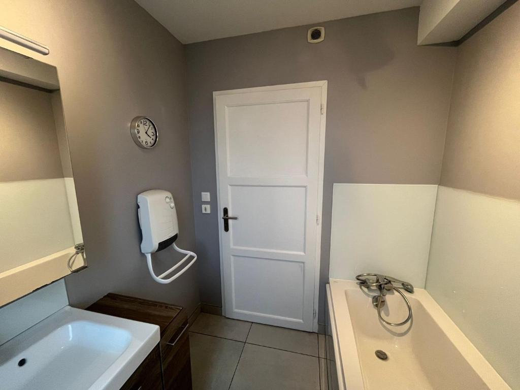 Ein Badezimmer in der Unterkunft La maison du bonheur 70 m²