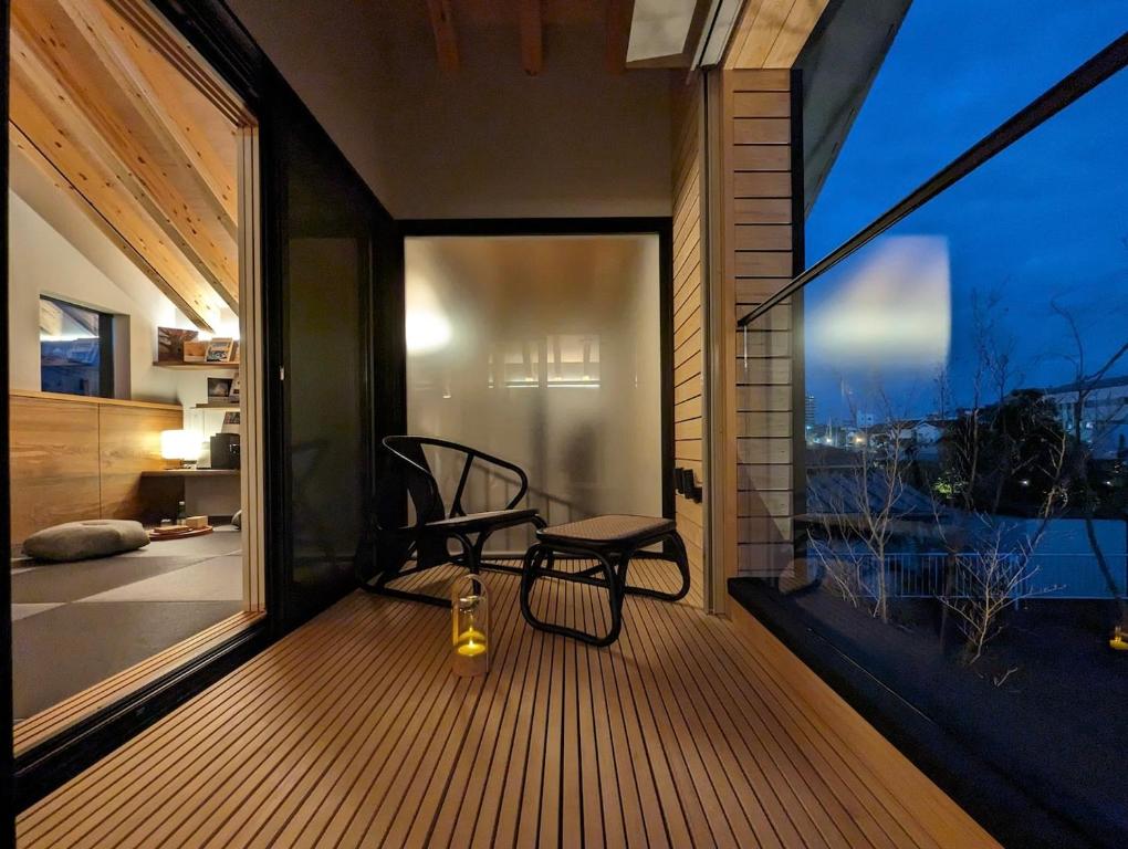 Μπαλκόνι ή βεράντα στο 富士山リトリートMUKUten舎 富士宮 MtFuji Retreat MUKUtensha Fujinomiya natural wood retreat hotel