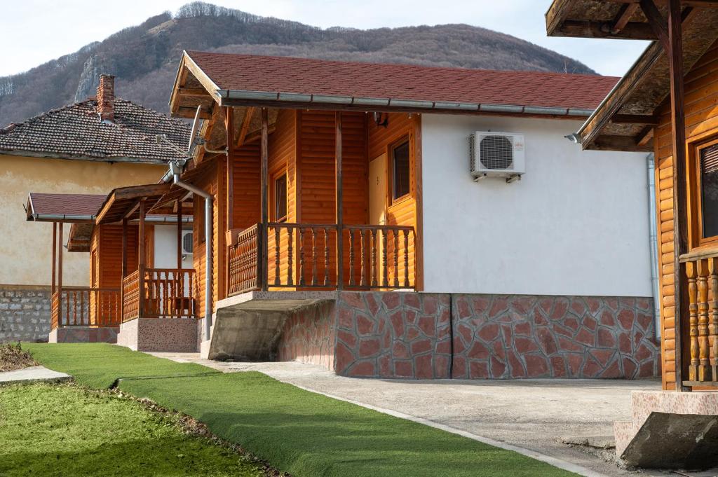 Nespecifikovaný výhled na hory nebo výhled na hory při pohledu z chaty