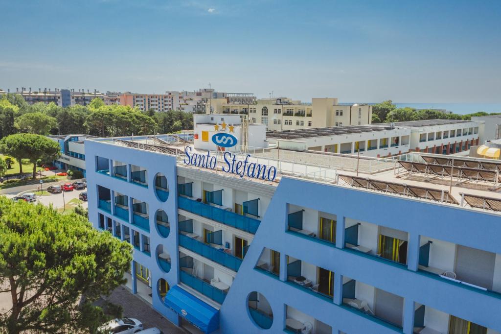 Un bâtiment bleu avec un panneau en haut dans l'établissement Hotel Santo Stefano, à Bibione