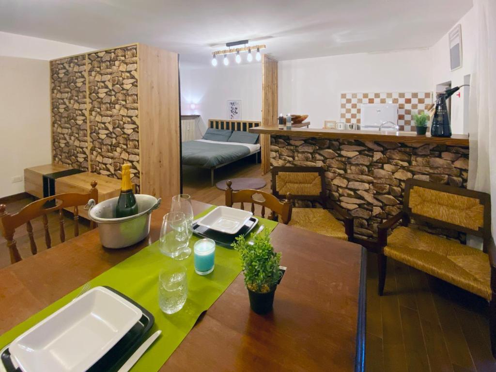 a kitchen and living room with a table and a couch at Taverna con bagno turco in Cremeno