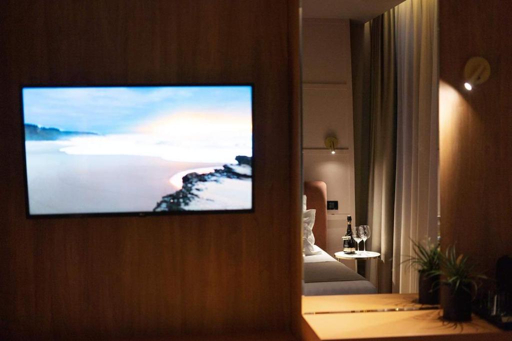 un televisor colgado en una pared en una habitación en Boutique ALNIS, en Constanţa