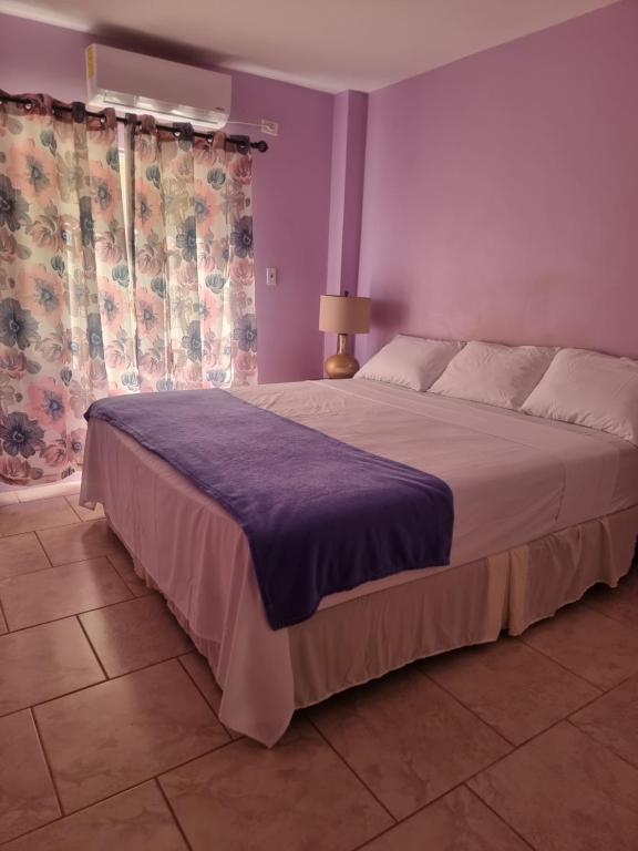 Postel nebo postele na pokoji v ubytování Diamond Cut Villa and Suites