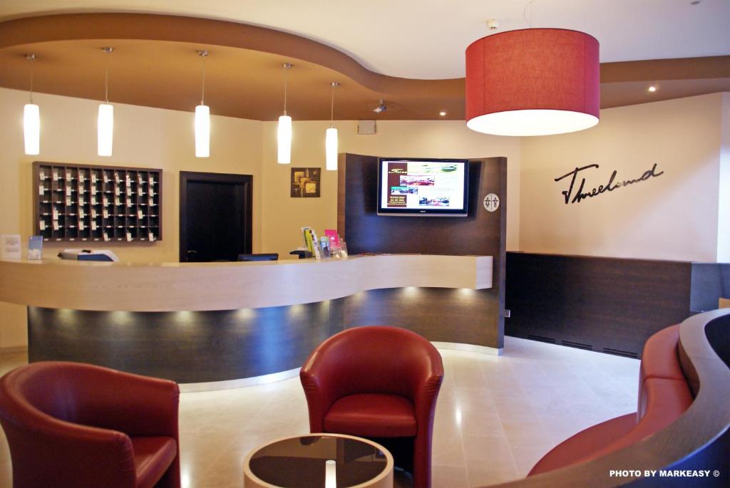 TV a/nebo společenská místnost v ubytování Threeland Hotel