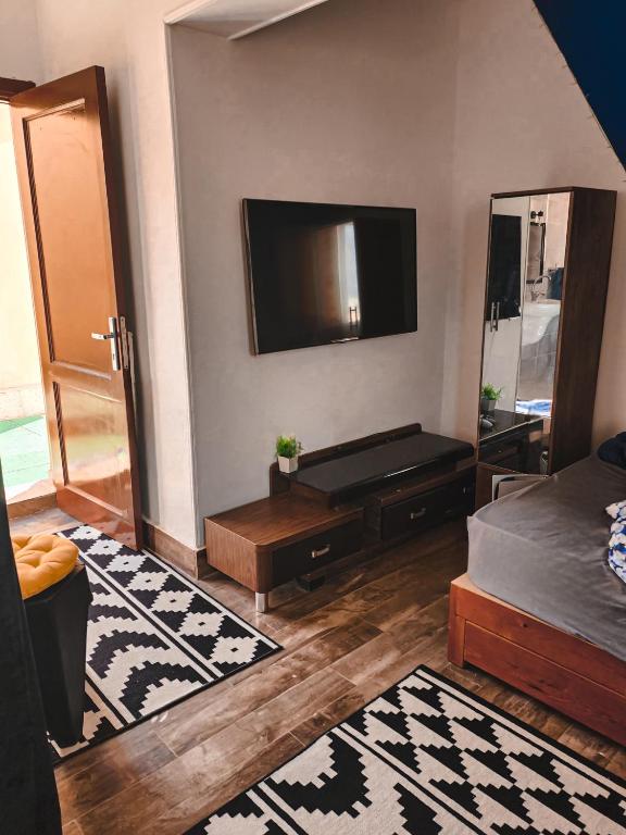 TV a/nebo společenská místnost v ubytování Private Studio, AC, kitchen, TV, Wi-Fi