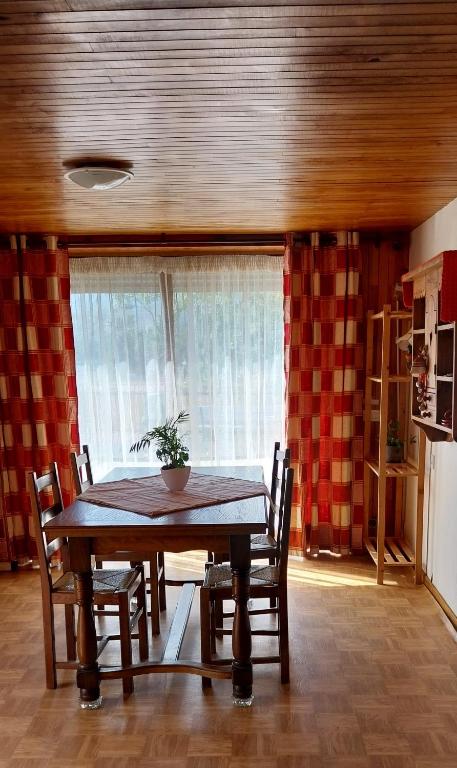 een eetkamer met een houten tafel en stoelen bij Appartements en Montagnes in Aime La Plagne