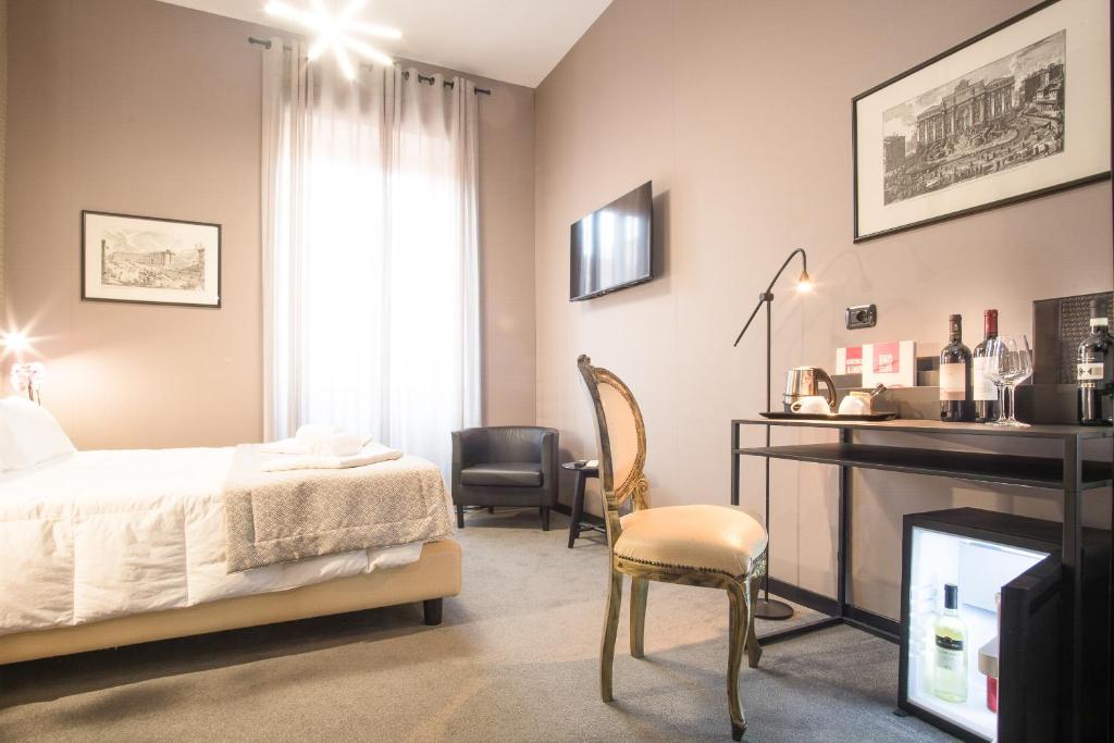 Rometobe في روما: غرفة نوم بسرير ومكتب وكرسي