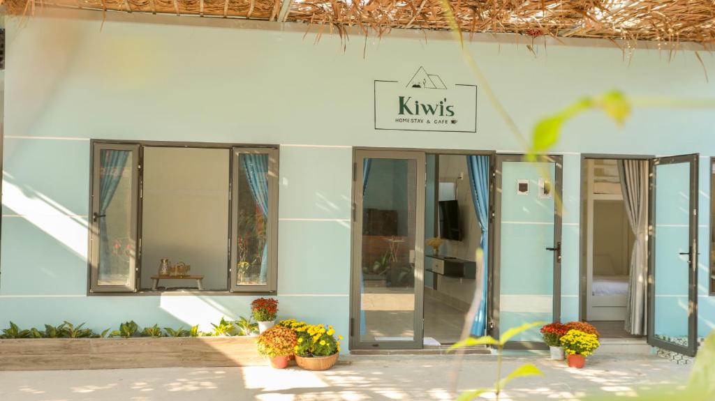 a kinks sign on the side of a building at Kiwi's Homestay & Cafe in Phan Thiet
