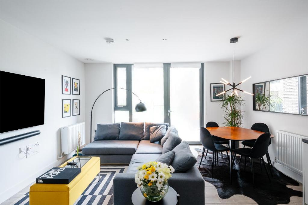 a living room with a couch and a table at Beautiful & Contemporary Hackney Retreat in London