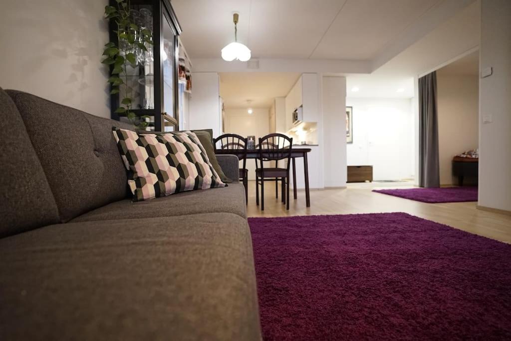 ロヴァニエミにあるHome base near railway stationのソファとダイニングテーブルのあるリビングルーム