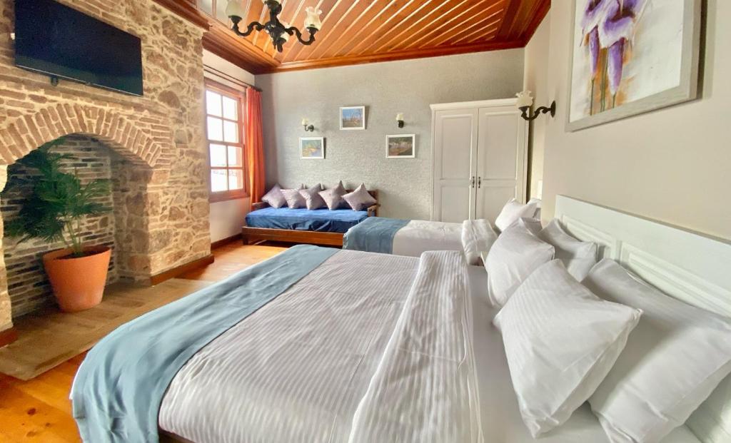 um quarto com 2 camas e uma lareira em Ulivo Hotel em Antalya