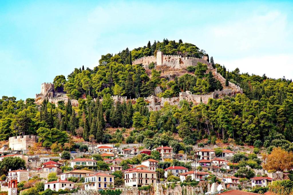 un castello in cima a una collina con case di NAFPAKTOS APARTMENT, STUDIOS AND ROOMS iN PORT a Nafpaktos