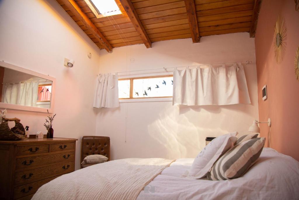エスケルにあるCasa Jardin Adesmiaのベッドとドレッサーと窓のある寝室
