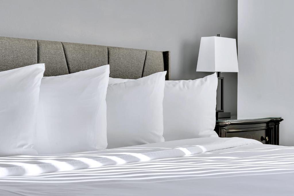 Una cama o camas en una habitación de The Inn of Lake George
