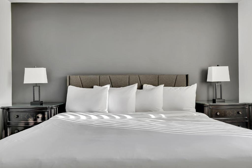 Una cama o camas en una habitación de The Inn of Lake George