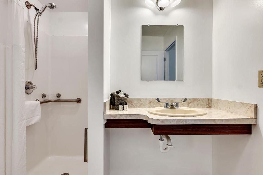 Un baño de The Inn of Lake George