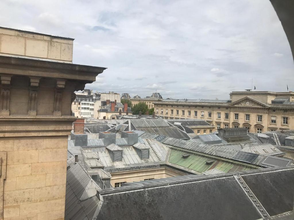 une vue des toits des bâtiments d'une ville dans l'établissement Au cœur de saint Germain des pres, à Paris