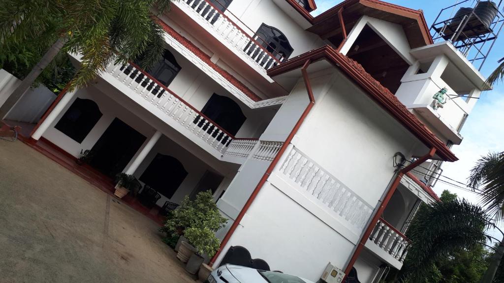una casa blanca con un coche aparcado delante de ella en Nothern Residence, en Jaffna