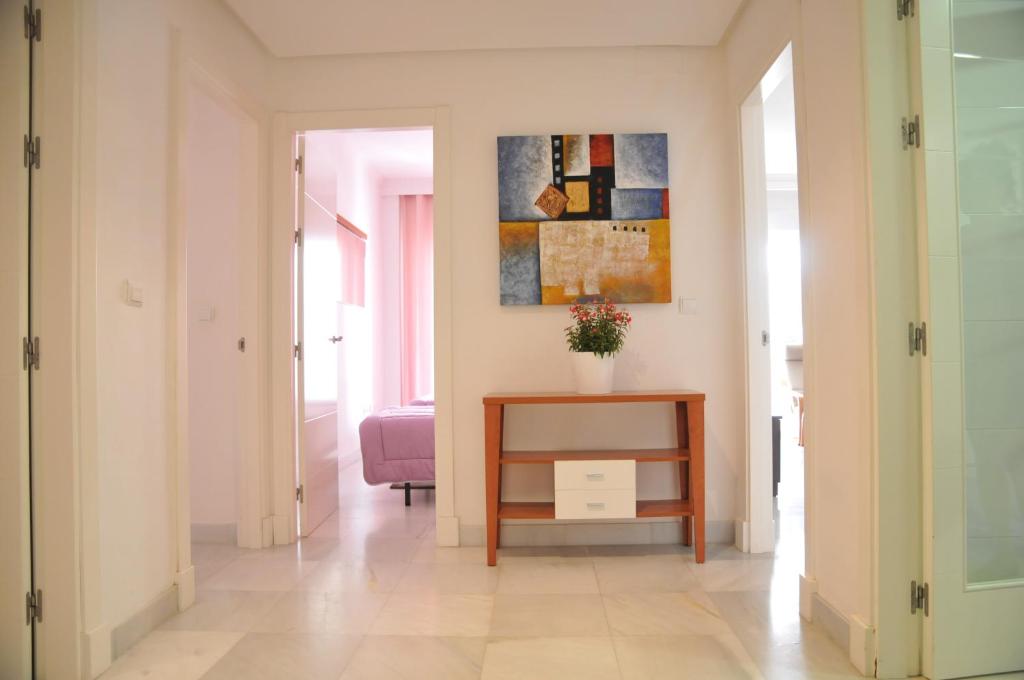 um corredor com uma mesa e um quadro na parede em Estepona (in het hartje van het stadje) em Estepona