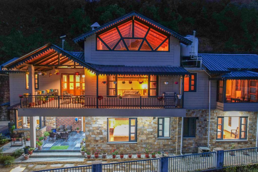 Cette grande maison dispose d'une terrasse couverte et d'un balcon. dans l'établissement SaffronStays Wood Sparrow, à Bhimtal