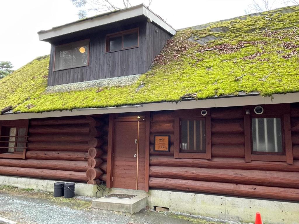 Cabaña de madera con techo de césped en Cottage Jokigen, en Yamanakako