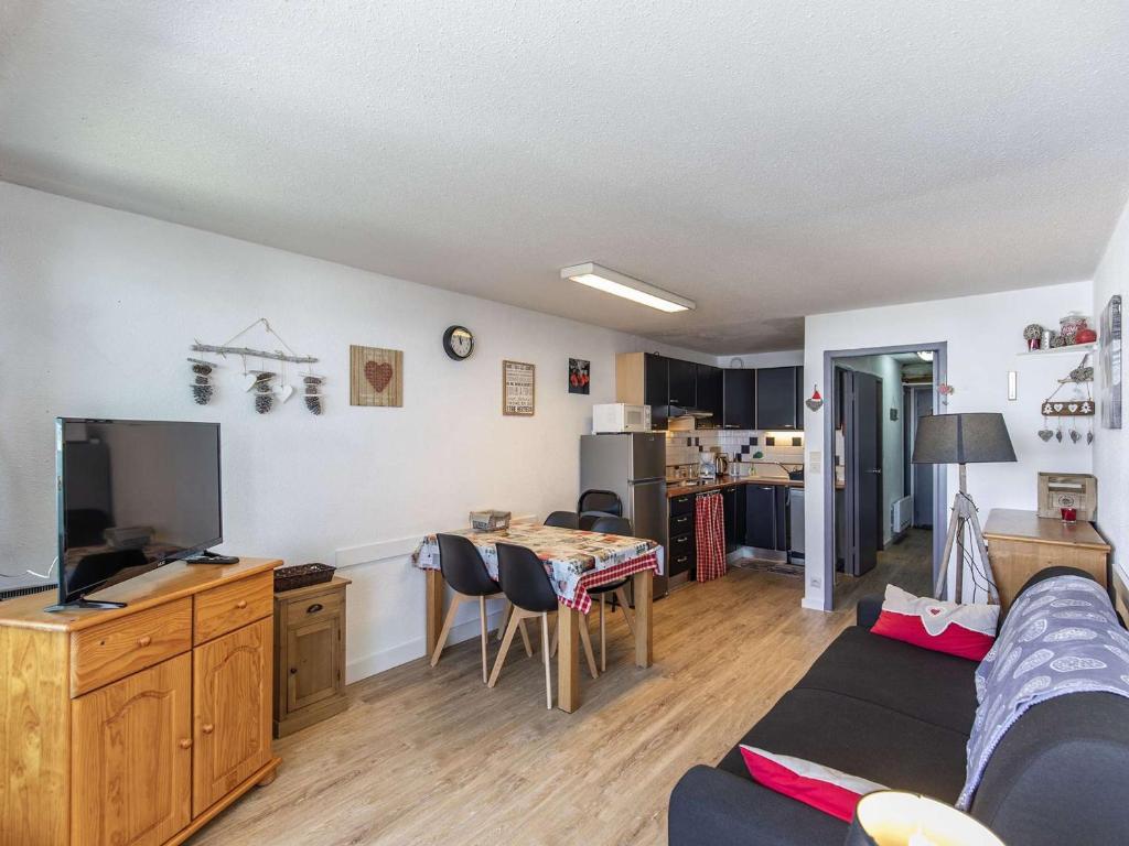 un salon avec un canapé et une table dans l'établissement Studio cabine 5 pers, balcon, cuisine équipée, casier à ski - FR-1-404-351, à La Mongie