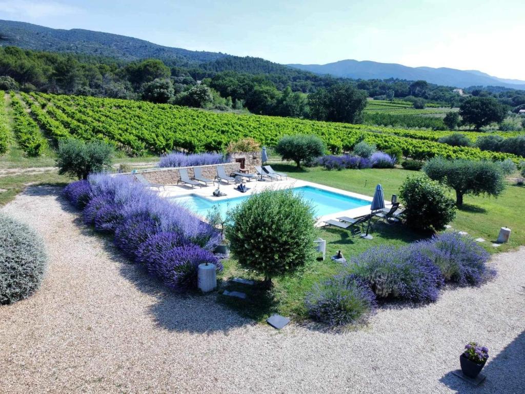 een luchtzicht op een tuin met paarse bloemen en een zwembad bij Mas Bastide st Victor pour 10 personnes in Puyvert