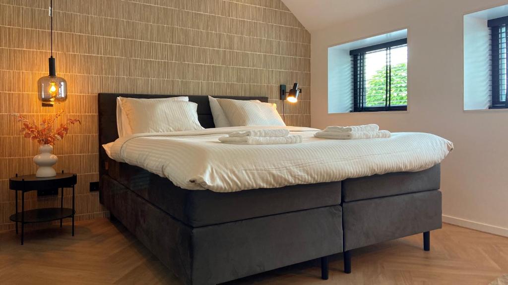 sypialnia z dużym łóżkiem z białą pościelą w obiekcie B&B Kuiper in Friesland w mieście Ureterp