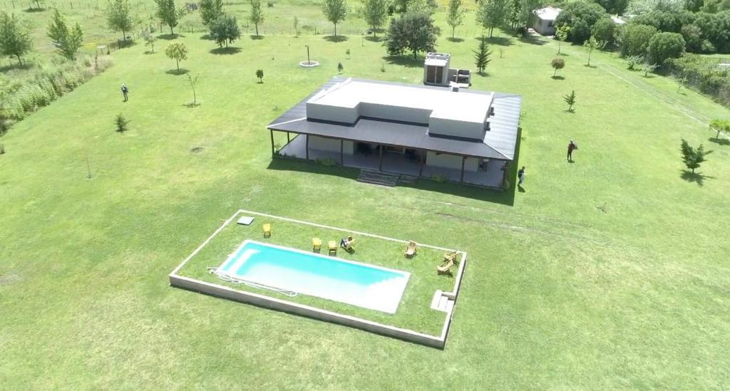 una representación de una casa con piscina en un campo en Bahía de cimarrones en 