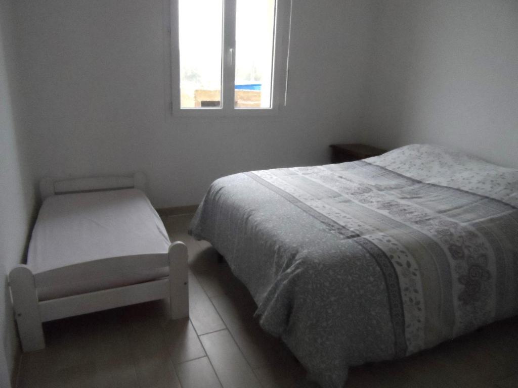 a small bedroom with a bed and a window at La casa en el campo A 20 minutes de Zoo Beauval &amp; 8 minutes de la flamme olympique à Valençay in Vicq-sur-Nahon