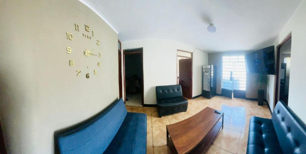 sala de estar con reloj en la pared en DEPARTAMENTO CON 3 DORMITORIOS, en Huánuco