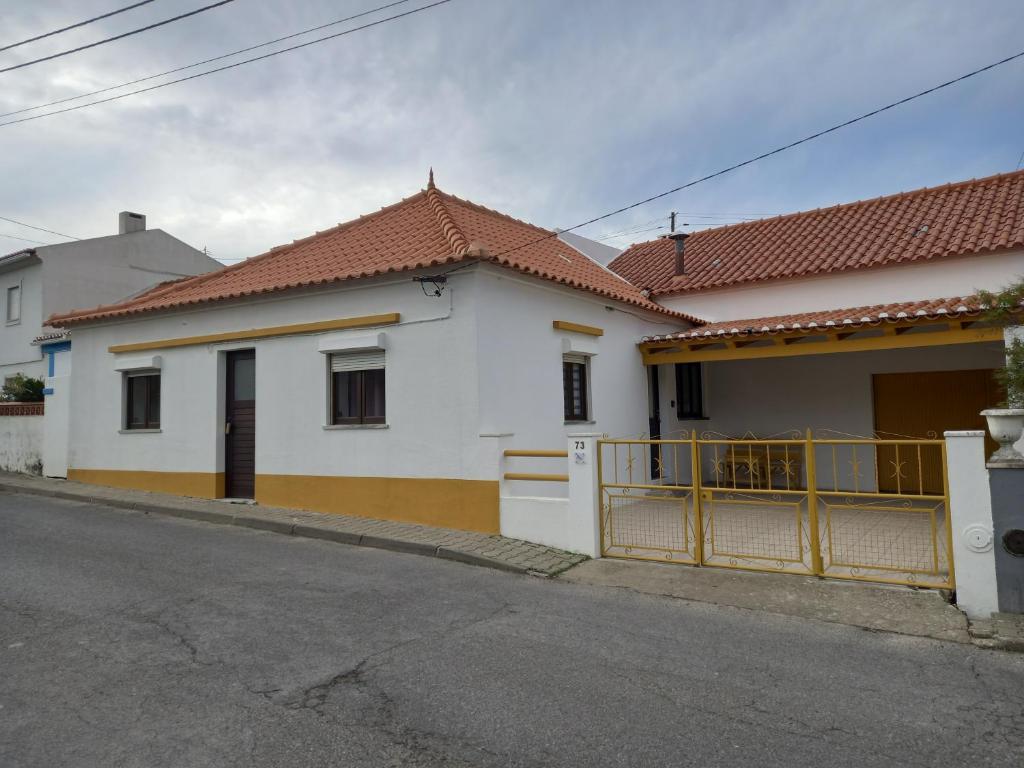 Maison blanche avec portail dans une rue dans l'établissement Casa d'Avó, à Araújo