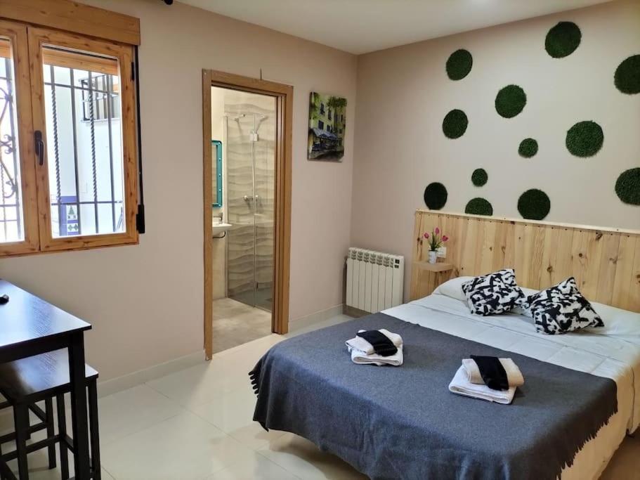 una camera da letto con un letto con due asciugamani sopra di Nueva habitación con llaves baño privado a Granada