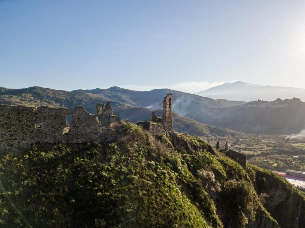 um velho castelo no topo de uma montanha em La casa vacanza di Jano em Francavilla di Sicilia