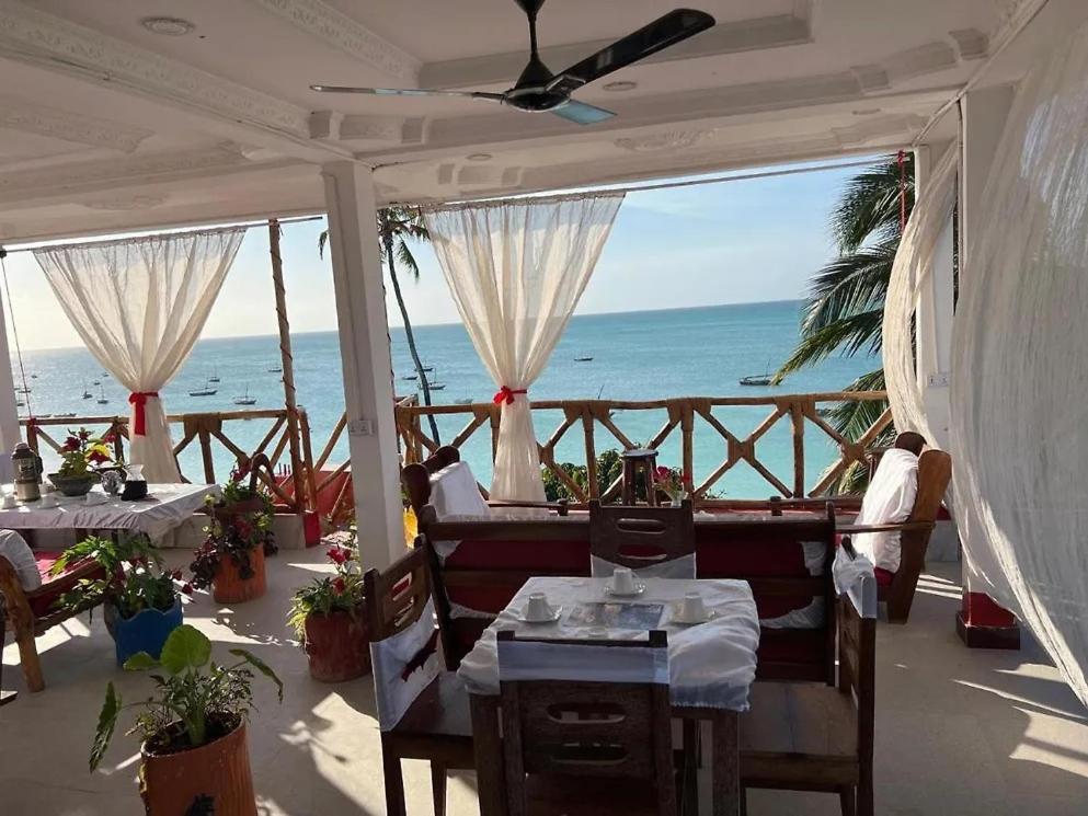 - un restaurant avec vue sur l'océan dans l'établissement Cassandra Beach Resort, à Nungwi