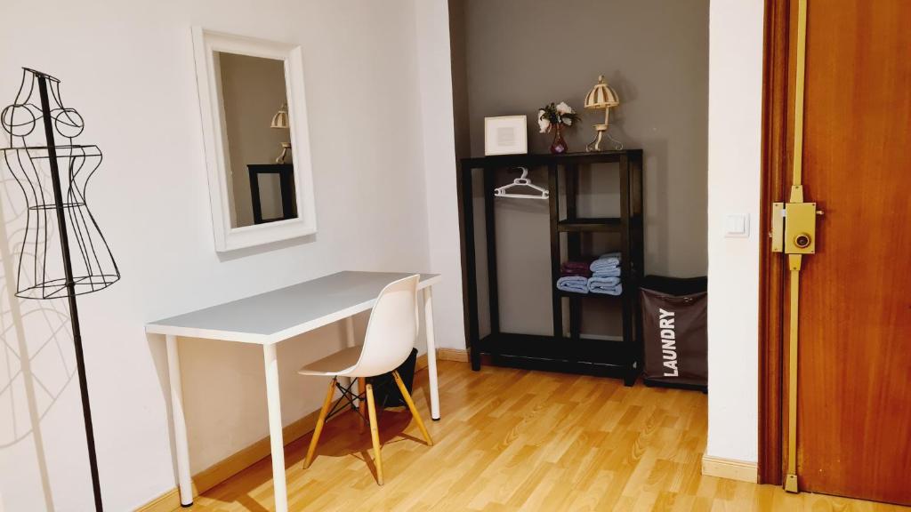 瓦倫西亞的住宿－Santos Studio 2，餐桌、两把椅子和镜子